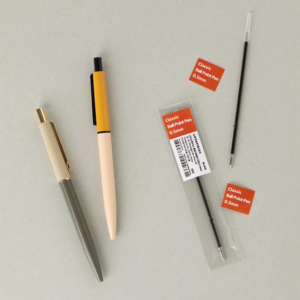 Ersatzminen Refills fuer die Classic Point Pen von Livework neben den Kugelschreibern in Beige-Yellow und Khaki-Gray.